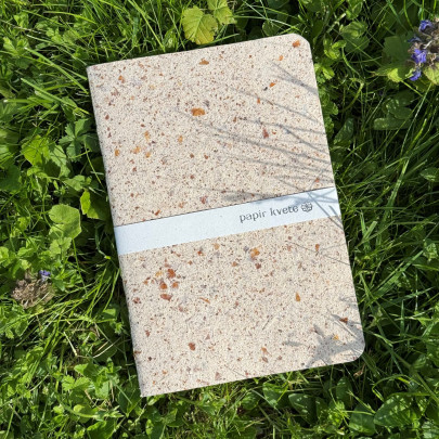 Sešit s jablečnými šlupkami